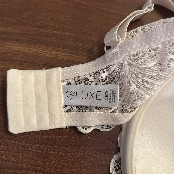 B. LUXE White Lace Underwire Bra Size 38D - Picture 3 of 3
